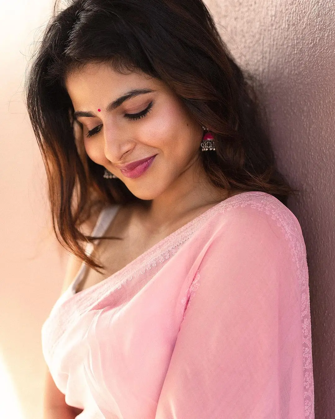 Indian Girl Iswarya Menon In Traditional Pink Saree Sleeveless White Blouse